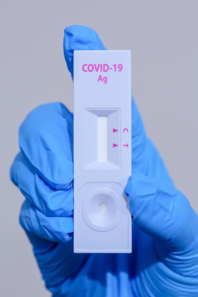 Nahaufnahme einer Corona-Virus-Erkrankung. Healthcare-Kit zum Testen von Covid-19-Schnellantigen, Schnellnachweistests, bequem für den Selbsttest zu Hause. foto