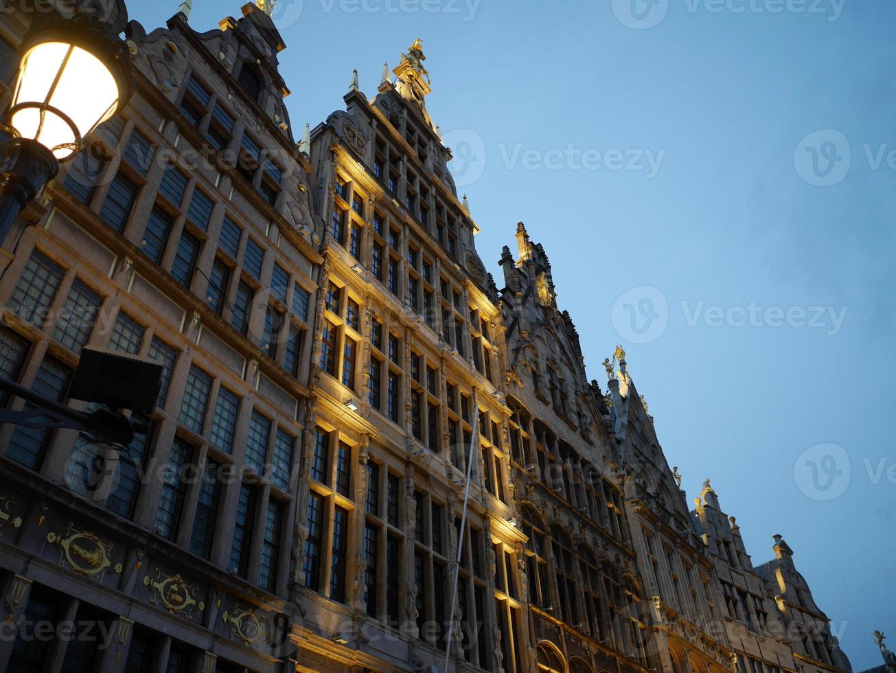 Antwerpen in Belgien bei Nacht foto