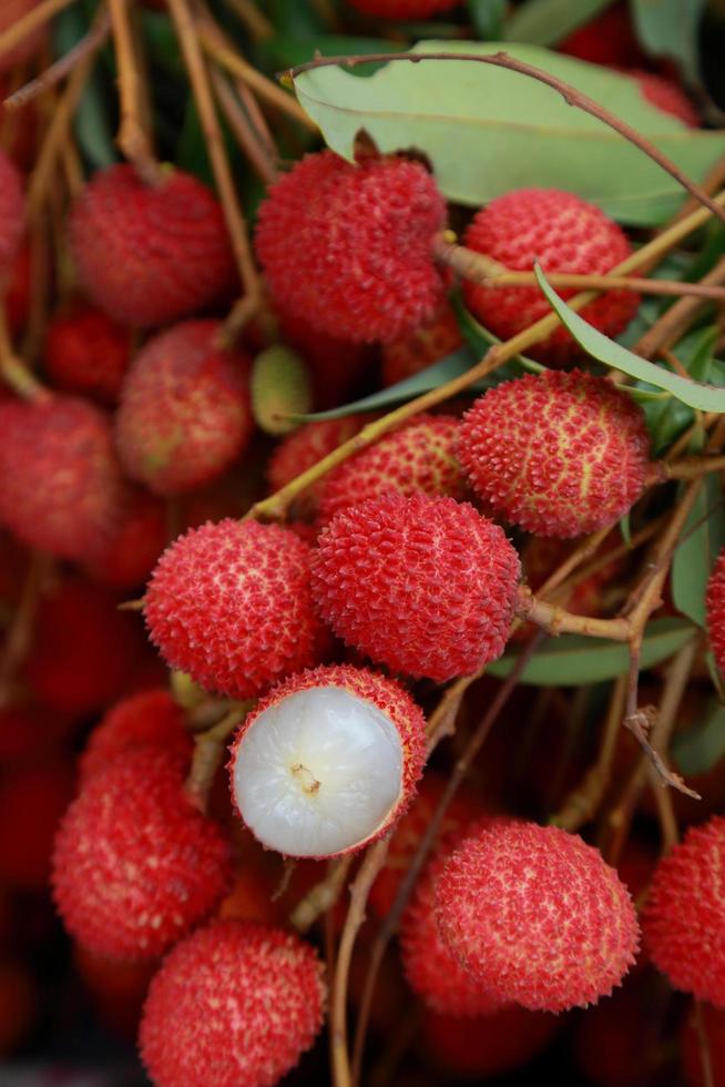 Litschi, frische Litschi und geschält mit roter Haut und weißem Fleisch mit grünem Blatt. foto