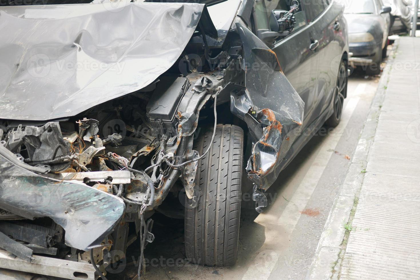 schwarzes auto durch einen verkehrsunfall beschädigt foto