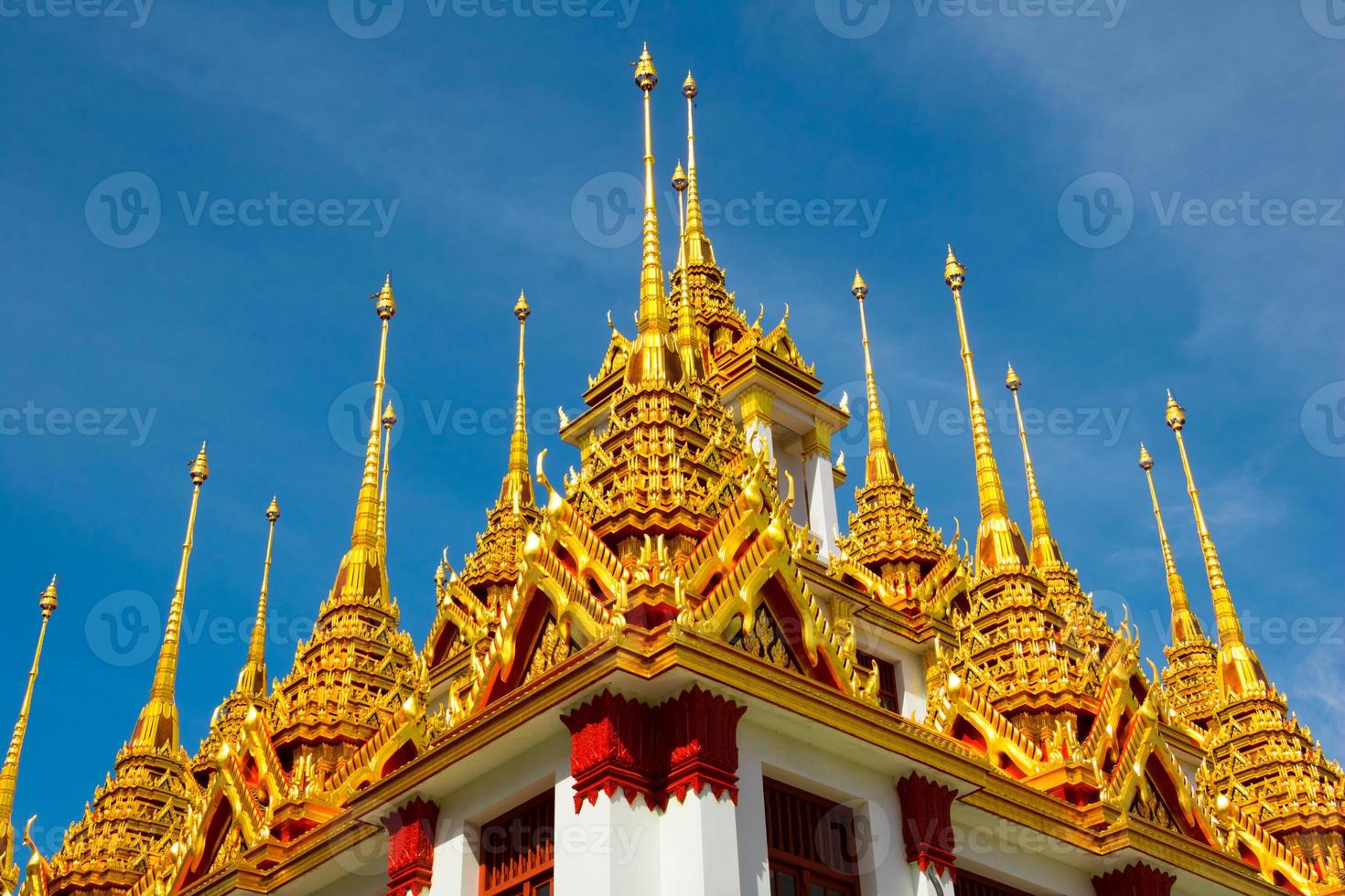 Dachtempel am blauen Himmel in Thailand. Tempelname Wat Ratchanadda in Bangkok. foto