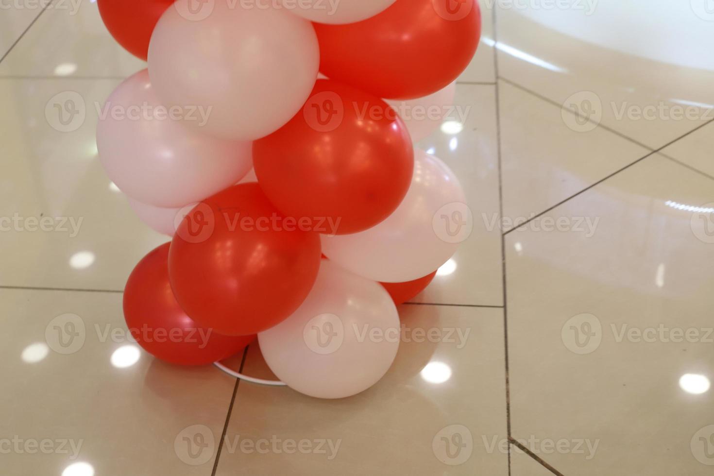 Luftballons bei einem Kinderfest in einem Stadtpark foto