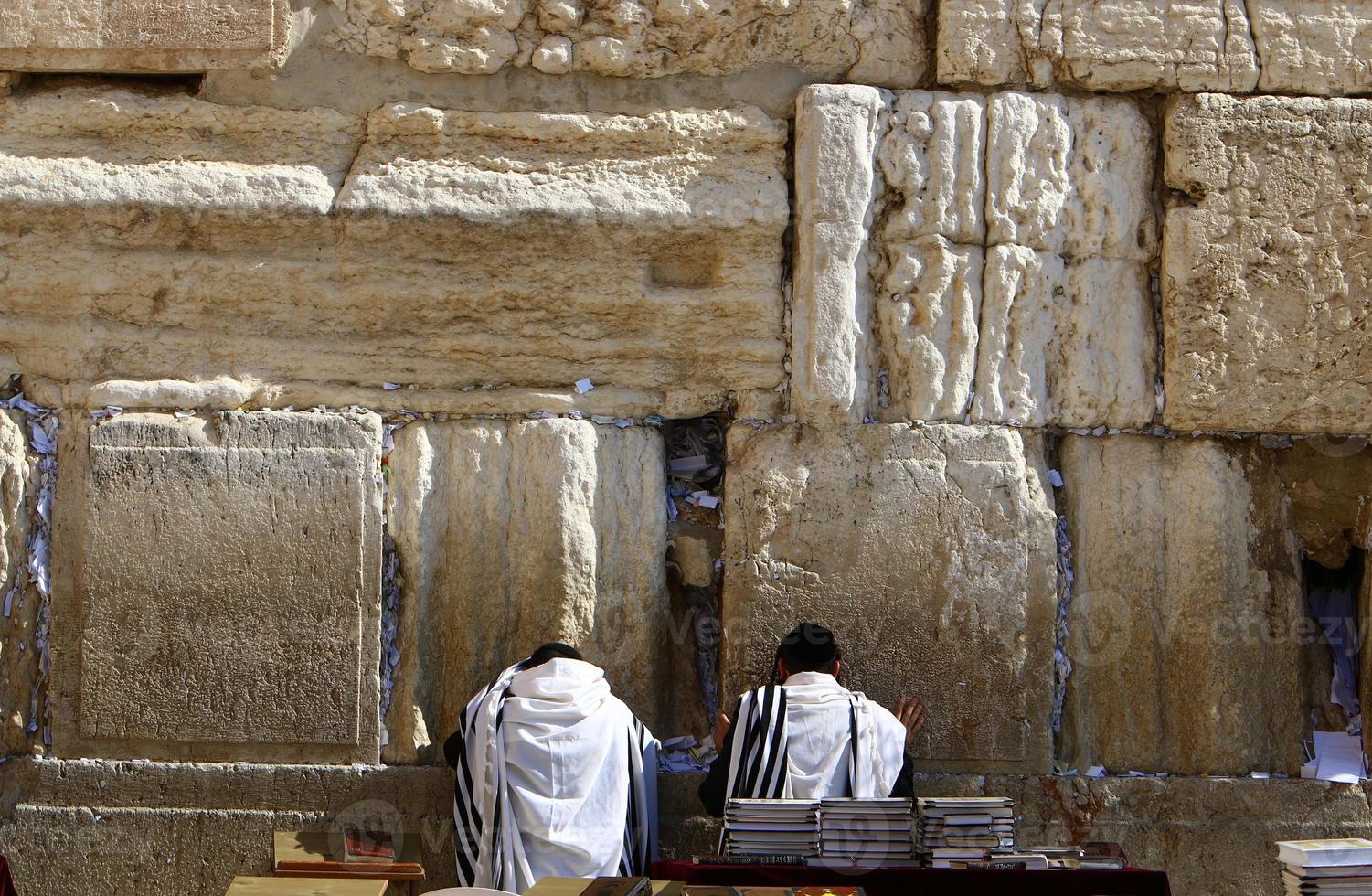 Zettel in der Klagemauer in Jerusalem mit ihren an Gott gerichteten Bitten und Wünschen. foto