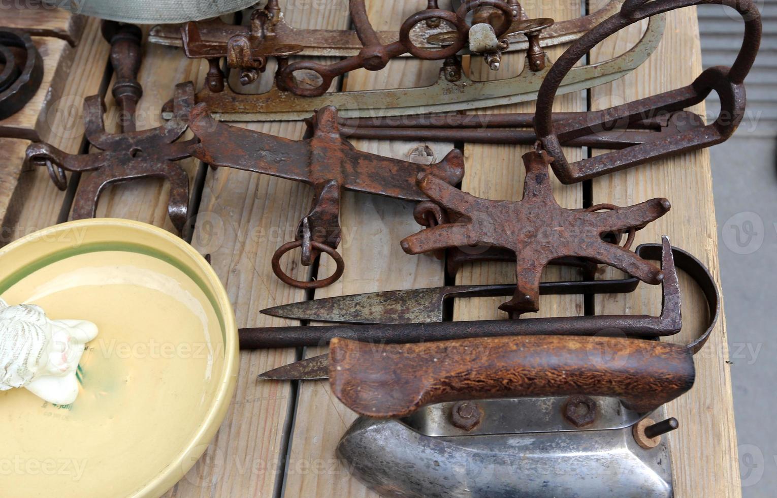 Antiquitäten und Werkzeuge werden auf dem Flohmarkt verkauft foto