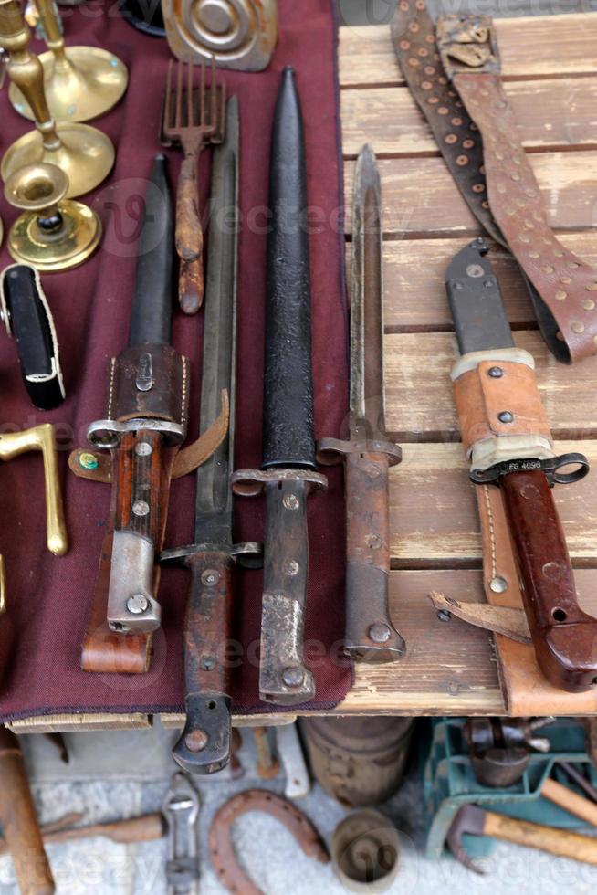 Antiquitäten und Werkzeuge werden auf dem Flohmarkt verkauft foto