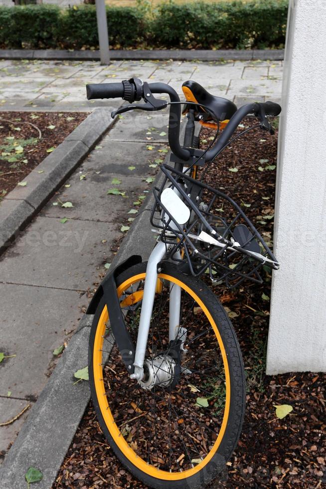 Fahrradständer auf der Straße in einer Großstadt foto
