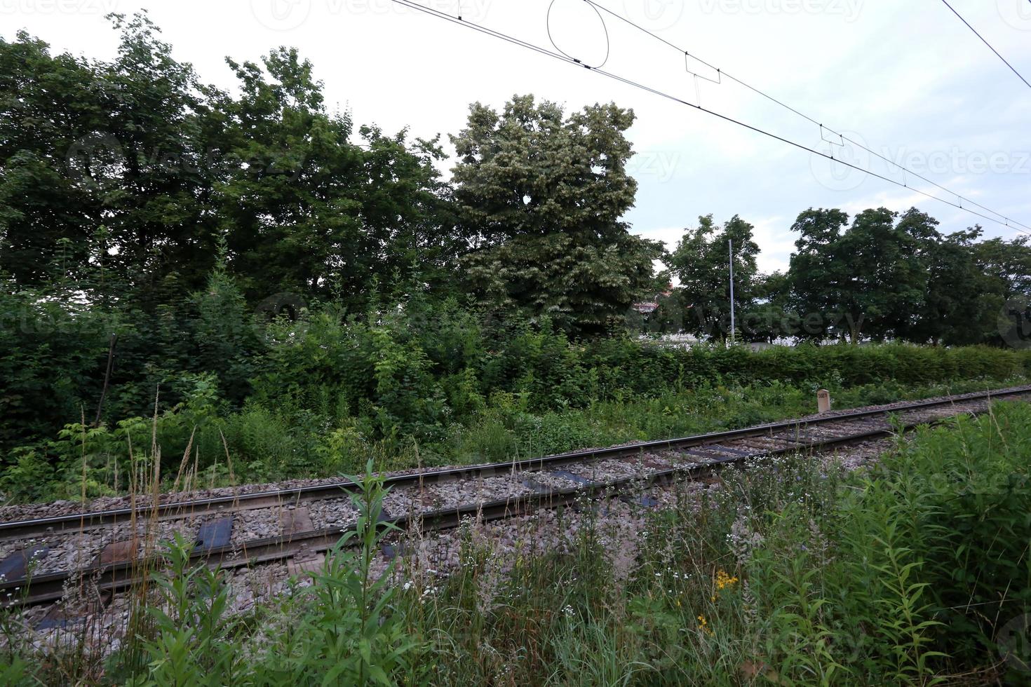 eine Straße mit Gleisen, die für die Bewegung von Schienenfahrzeugen bestimmt ist. foto