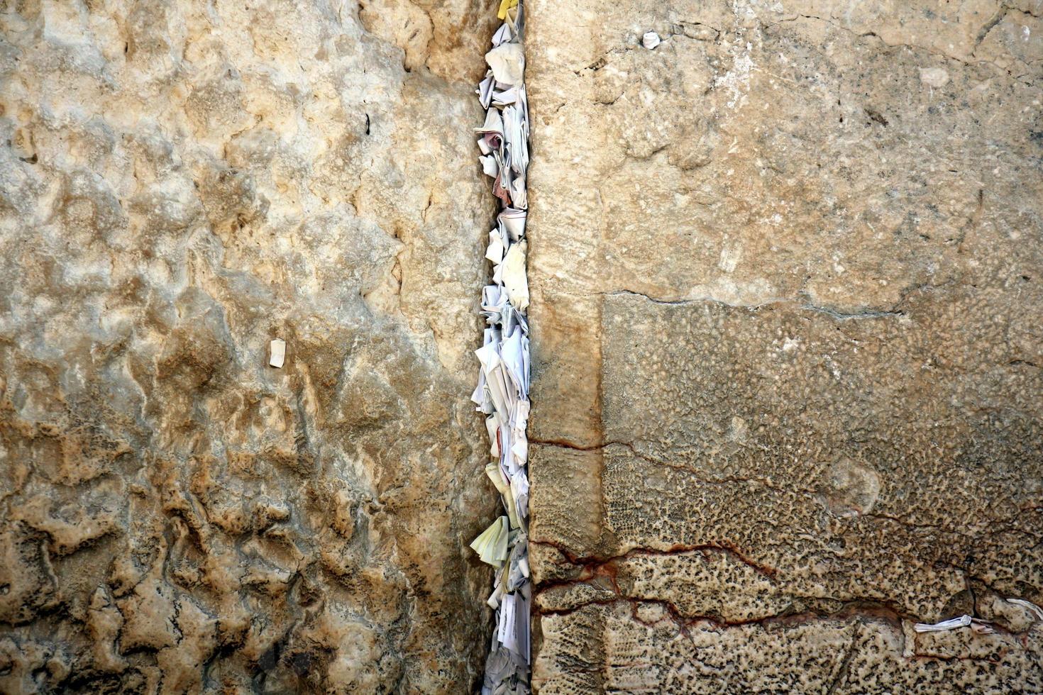 Zettel in der Klagemauer in Jerusalem mit ihren an Gott gerichteten Bitten und Wünschen. foto