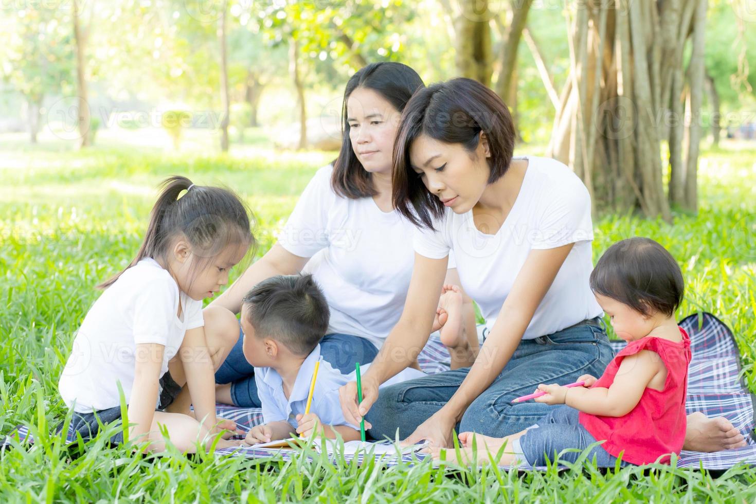 schönes junges asiatisches elternfamilienporträt picknick im park, kind oder kinder und mutter lieben glücklich und fröhlich zusammen im sommer im garten, lifestyle-konzept. foto