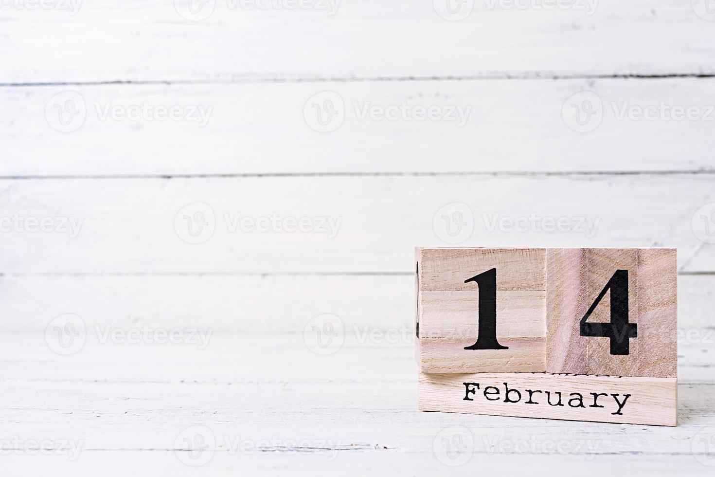 Valentinstag. Holzkalender mit dem 14. Februar darauf. foto