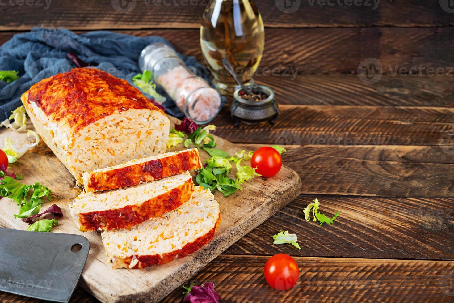 Amerikanischer Hackbraten mit Hühnerfleisch, Kürbis und grünen Erbsen. Gebackenes Hühnerhackfleisch foto