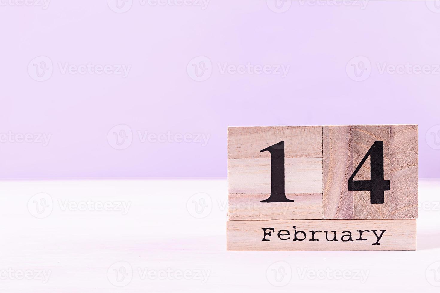 Valentinstag. Holzkalender mit dem 14. Februar darauf. foto