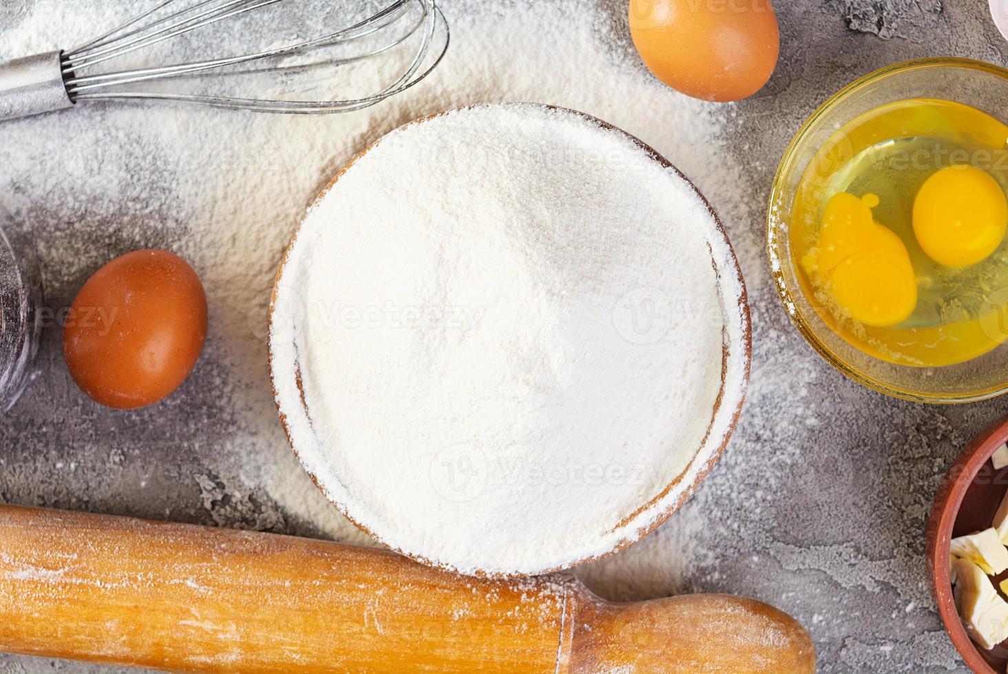 Mehl und Zutaten für die Teigherstellung. Zutaten zum Backen von Pizza, Brot, Backwaren foto