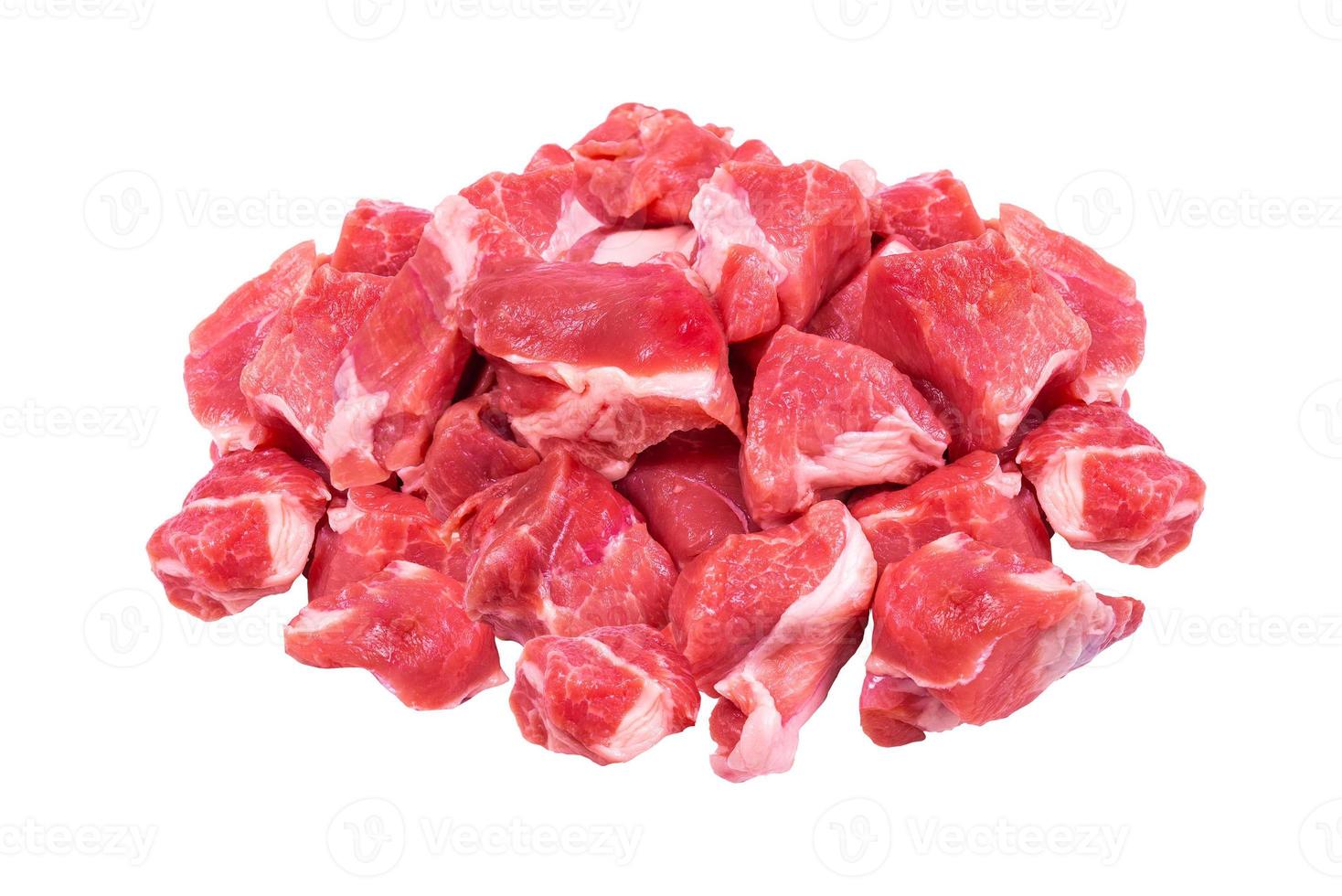 rohes Fleisch Rindfleischsuppe Premium, gewürfelt isoliert auf weißem Hintergrund foto