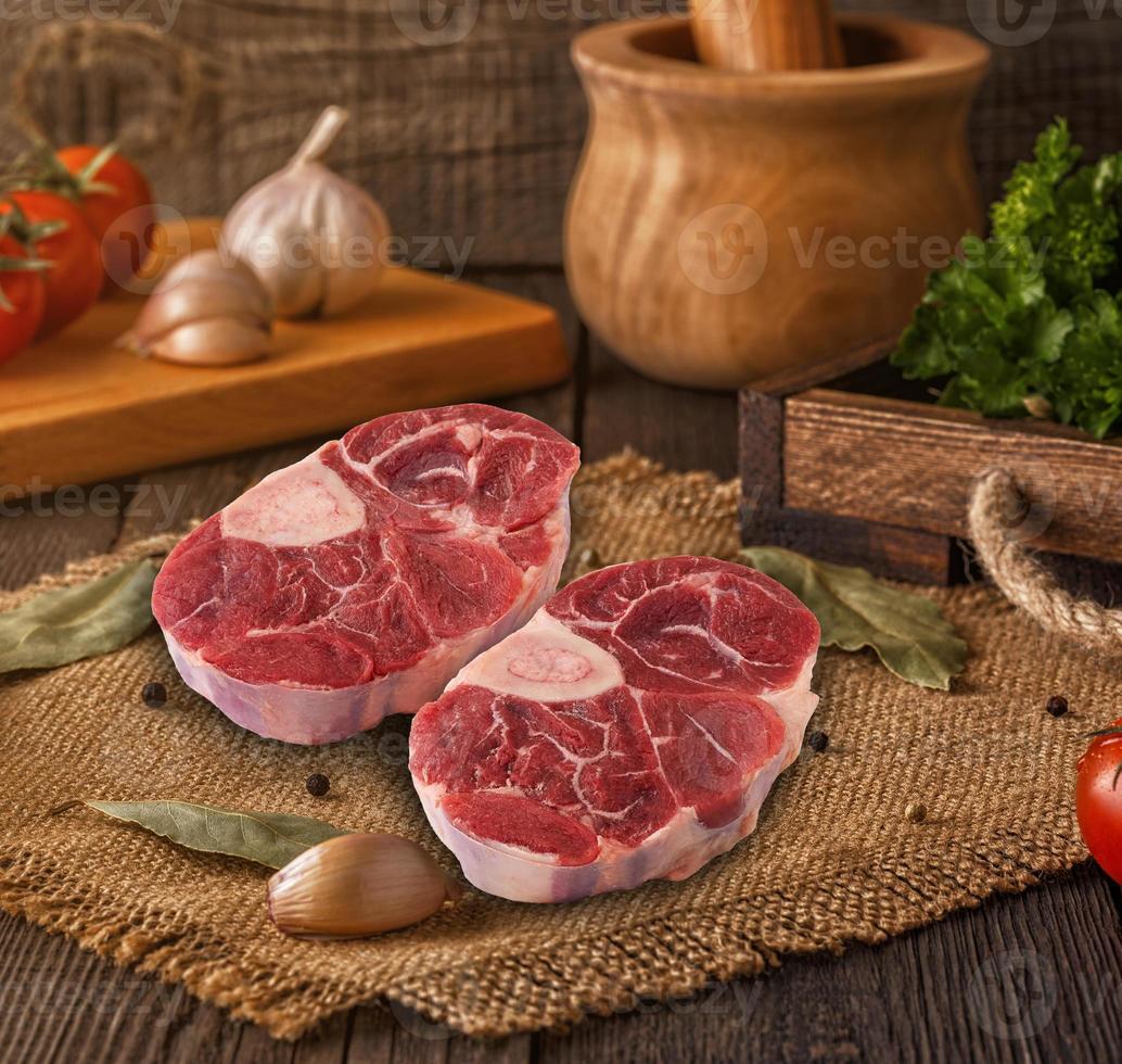 rohes Fleisch Rinderhaxe, Schneiden isoliert auf weißem Hintergrund foto