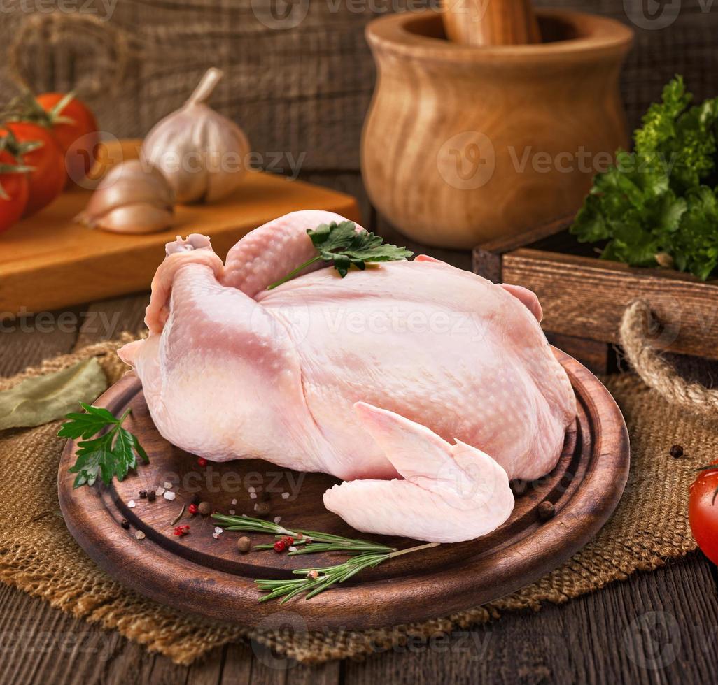 rohes Huhn ganz isoliert auf weißem Küchenhintergrund foto
