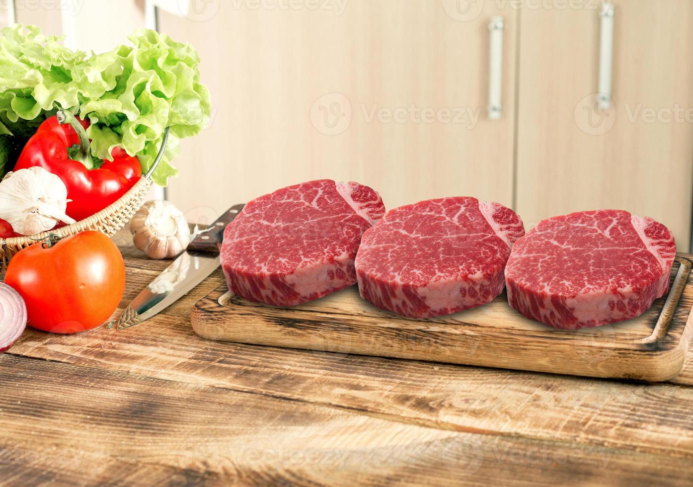 rohes Fleischfiletsteak isoliert auf Küchenhintergrund foto