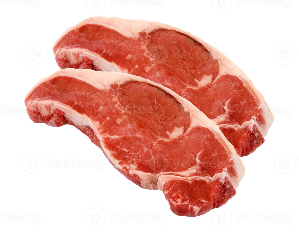 rohes Fleisch Rindfleisch, zwei Scheiben isoliert auf weißem Hintergrund foto