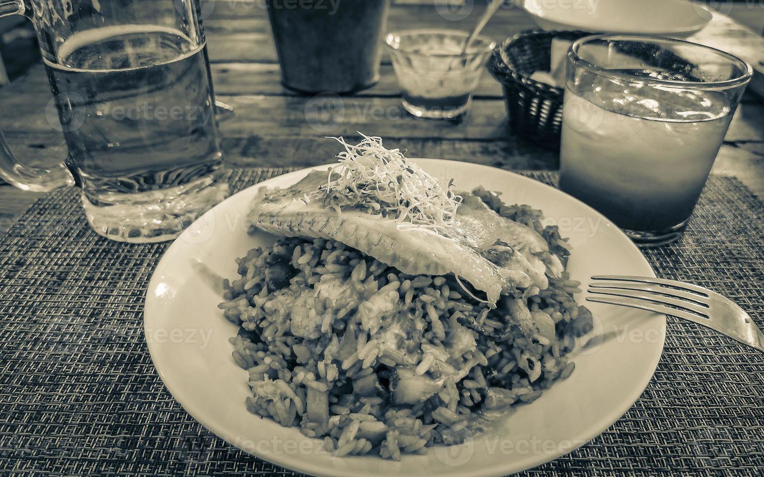 essen und trinken im restaurant papacharly playa del carmen mexiko. foto