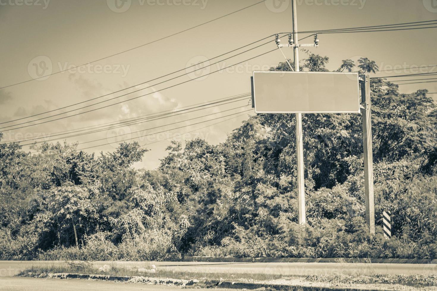 gerichtetes grünes leeres leeres straßenschild in tulum mexiko. foto