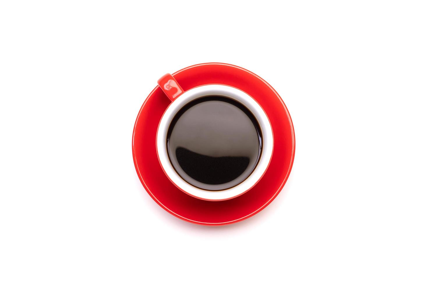draufsicht schwarzer kaffee oder americano in roter tasse isoliert auf weiß foto
