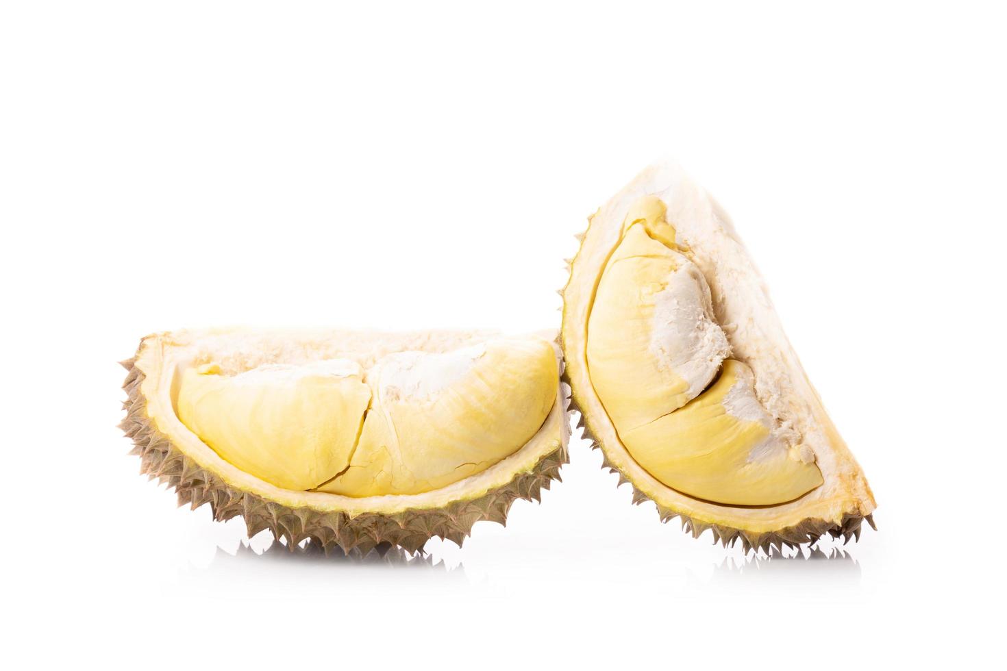 Stück Schale Durian-Frucht isoliert auf weiss foto