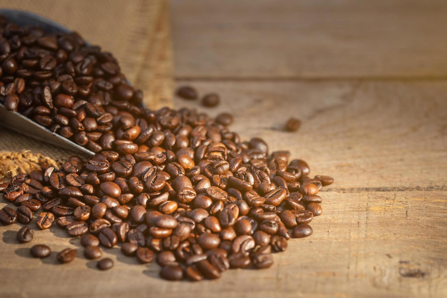 Kaffeebohne auf Holztischhintergrund. Speisen- und Getränkekonzept foto