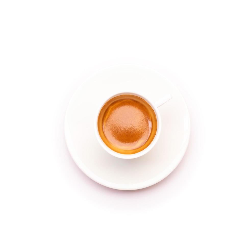 draufsicht schwarzer kaffee oder americano in weißer tasse isoliert auf weiß foto
