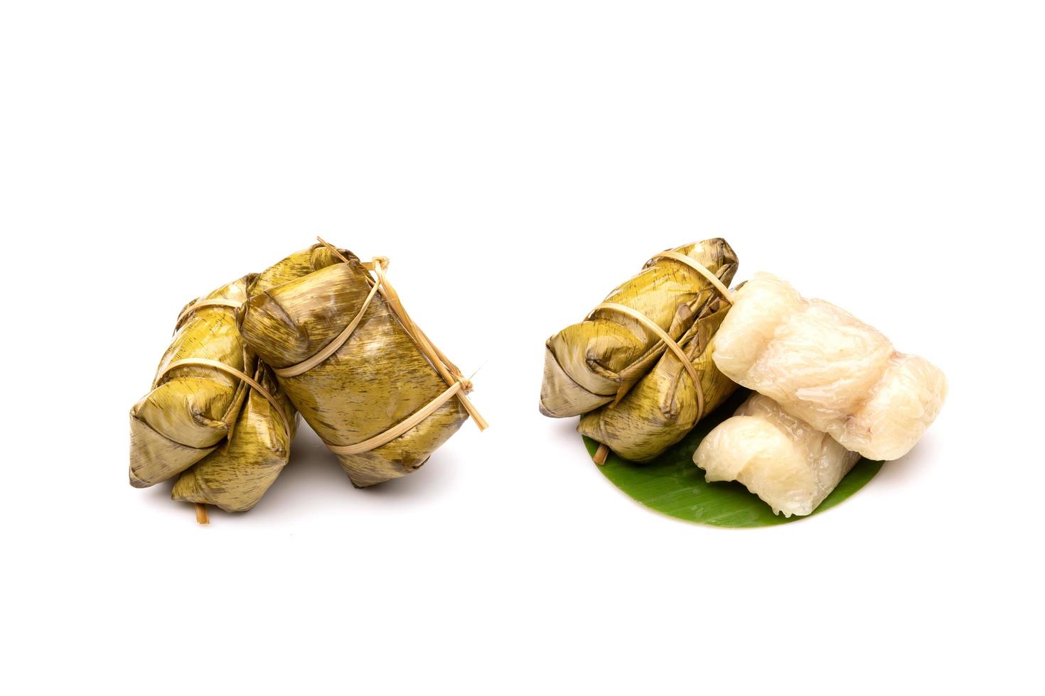bananen mit klebrigem reis gedämpft in bananenblatt khao tom mat isoliert auf weiß foto