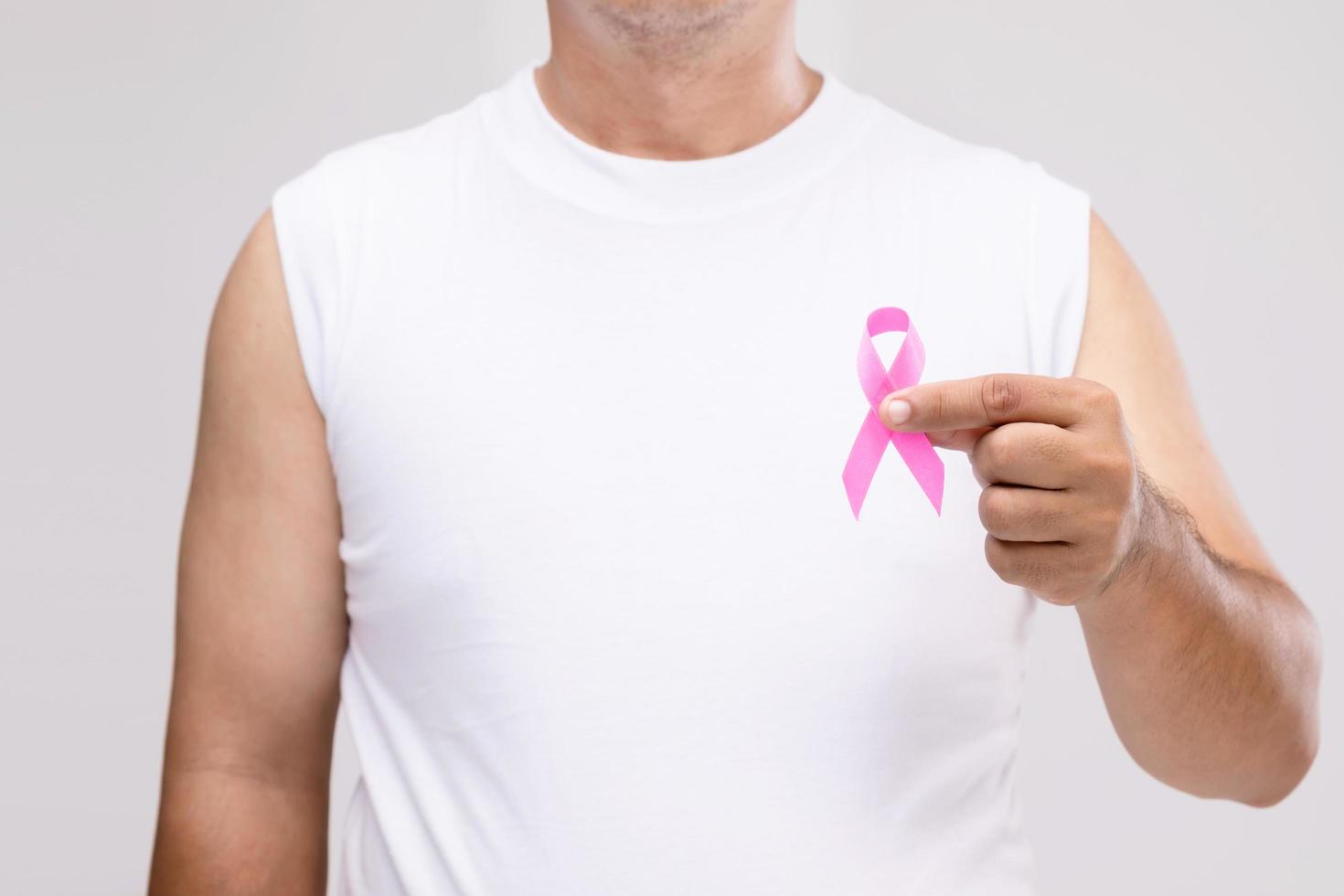 Brustkrebs bei Männern Konzeptporträt asiatischer Mann und rosa Schleife das Symbol der Brustkrebskampagne. Studioaufnahme isoliert auf grau foto