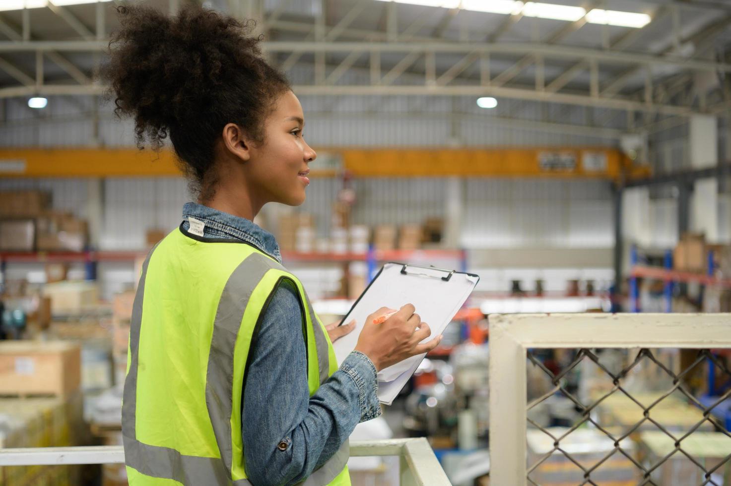 Lagerarbeiterin beim Zählen von Artikeln in einem Industrielager im Zwischengeschoss der Fabrik. das ist ein Lager für kleine und leichte elektronische Teile. foto