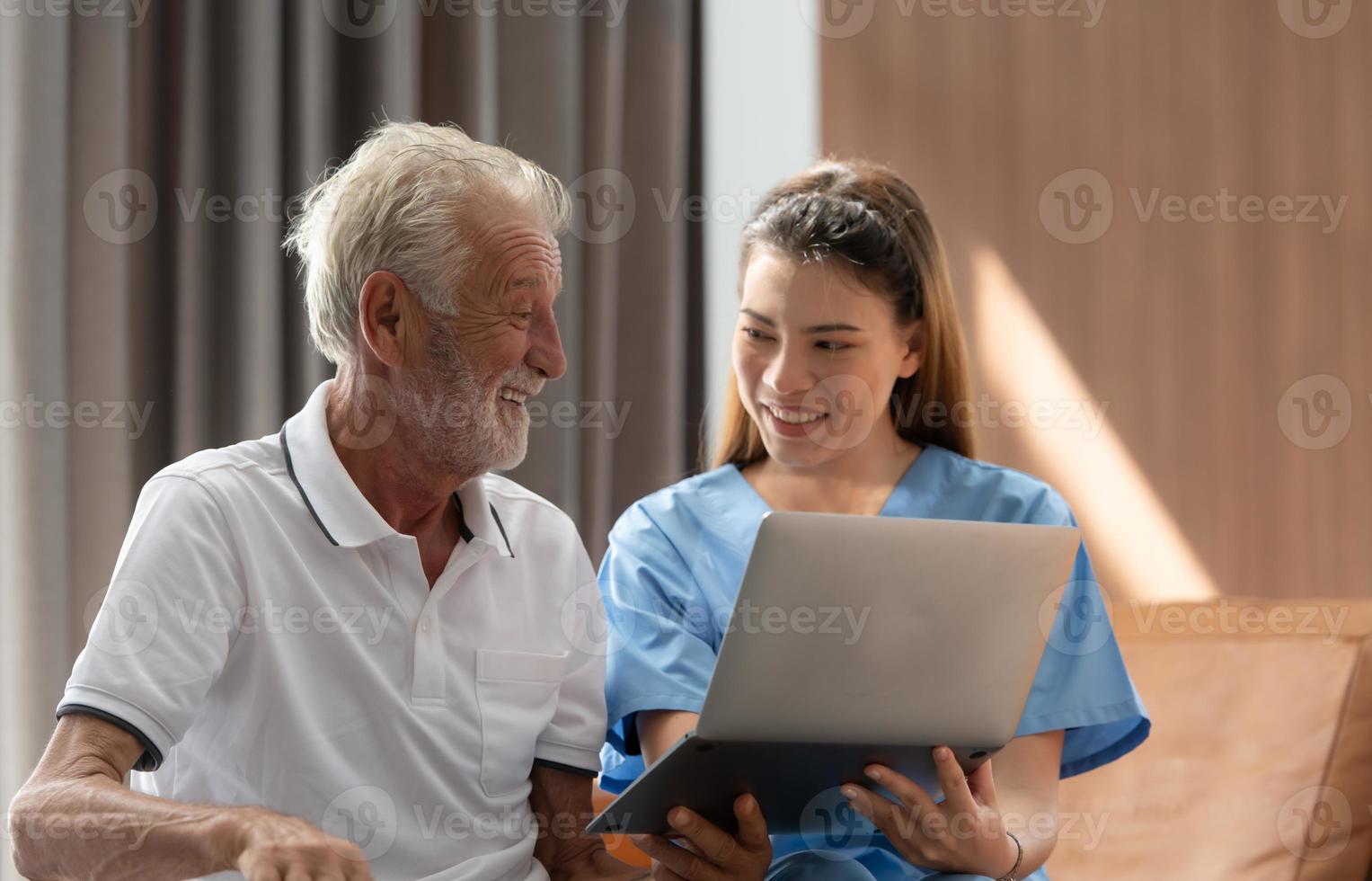 Der Arzt erklärt älteren Patienten mit depressiven Symptomen die Ergebnisse der körperlichen Untersuchung und des Gesundheitsprogramms. und andere Komplikationen foto