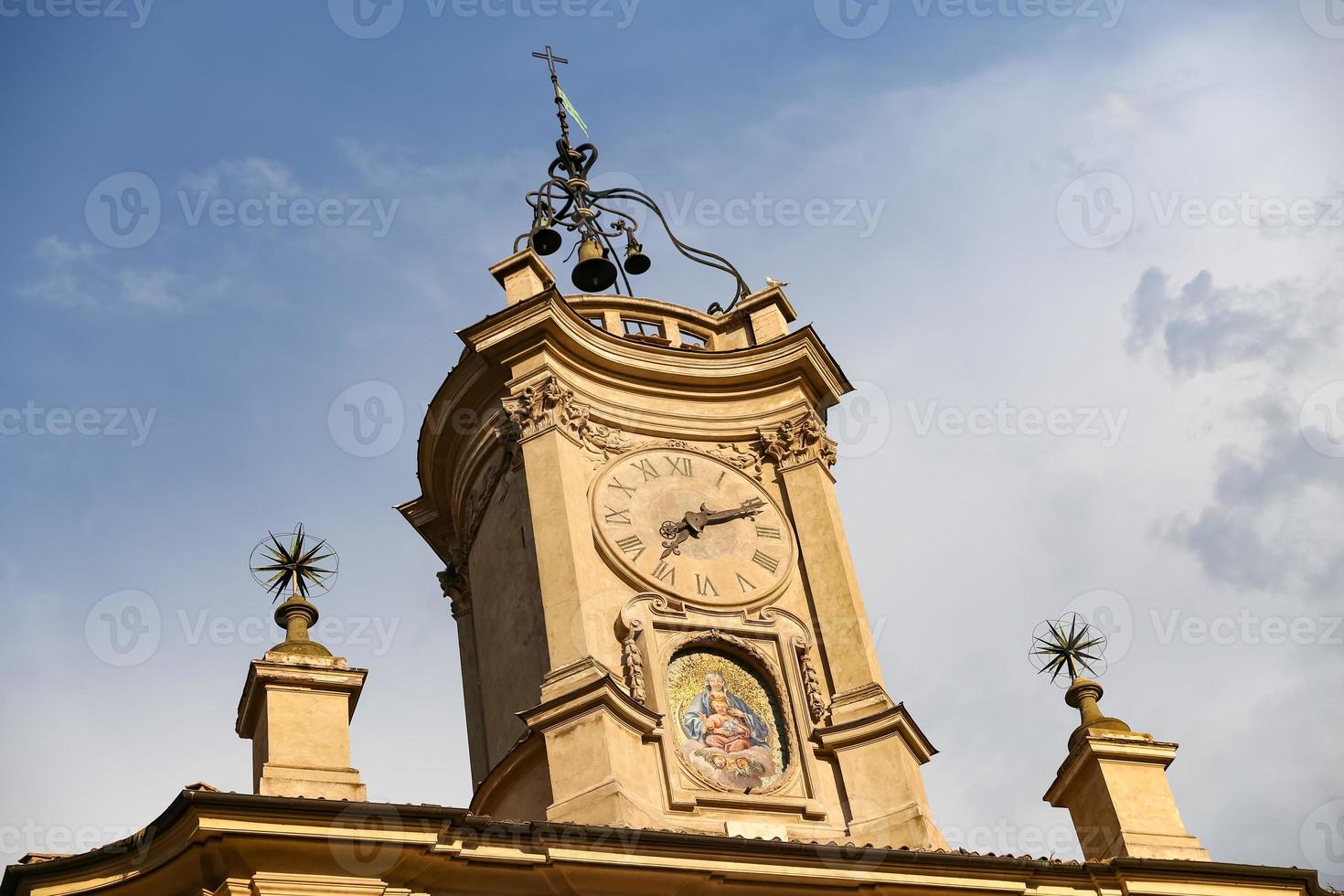 Uhrturm über einem Gebäude in Rom, Italien foto