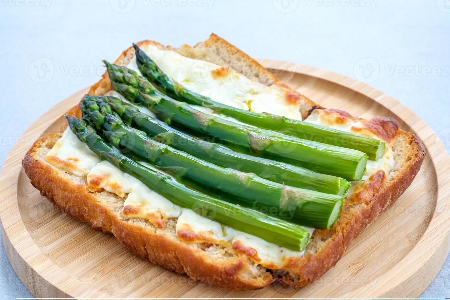 Spargel-Mozzarella-Sandwich foto