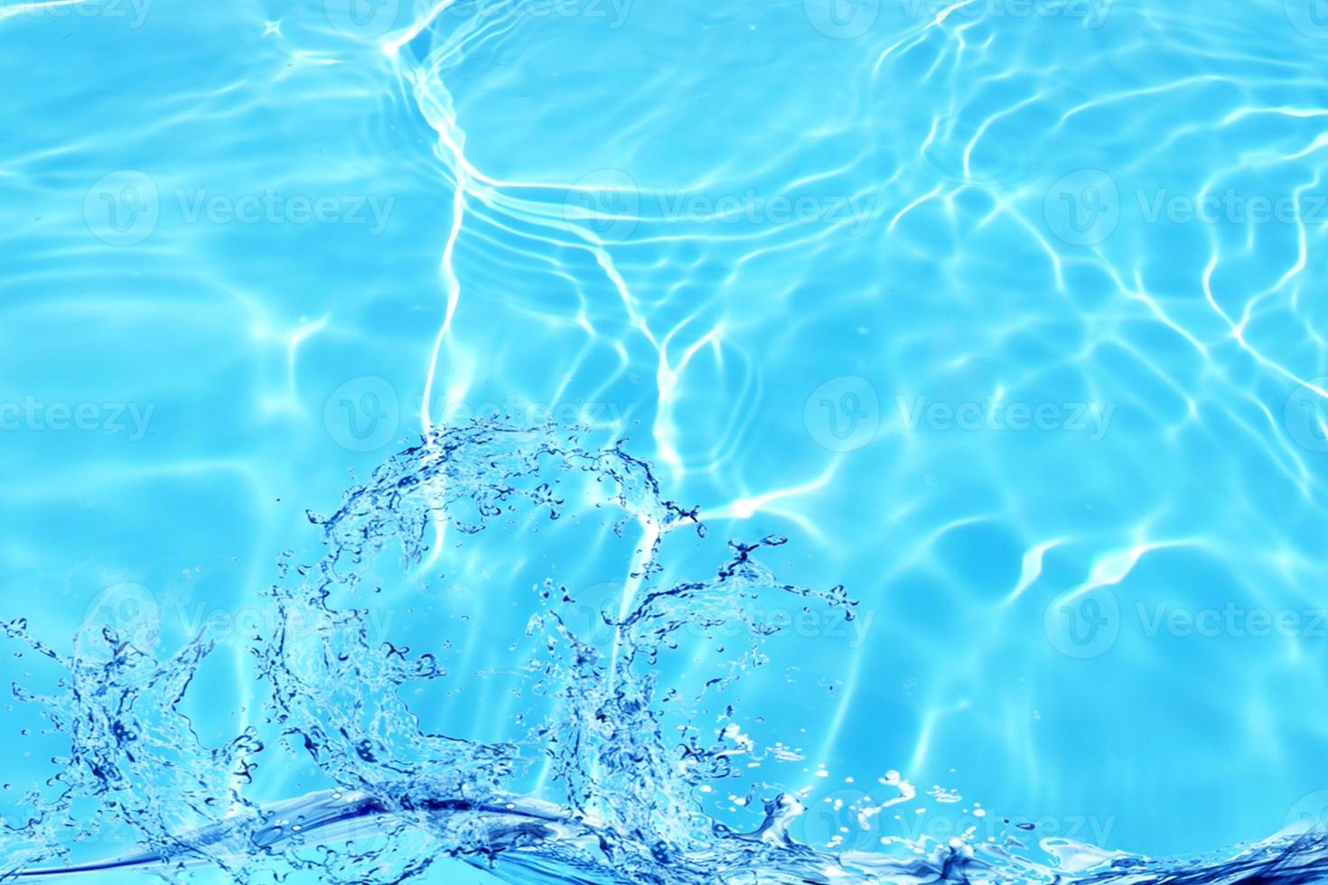 defocus verschwommenes blaues wasser im schwimmbad geplätscherter wasserdetailhintergrund. Wasseroberfläche im Meer, Ozeanhintergrund. Wasser ist anorganisch, transparent, geschmacklos, geruchlos und nahezu farblos. foto