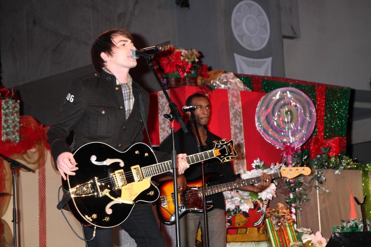 los angeles, 20. nov - drake bell beim hollywood and highland tree lighting concert 2010 im hollywood and highland centre cour am 20. november 2010 in los angeles, ca foto