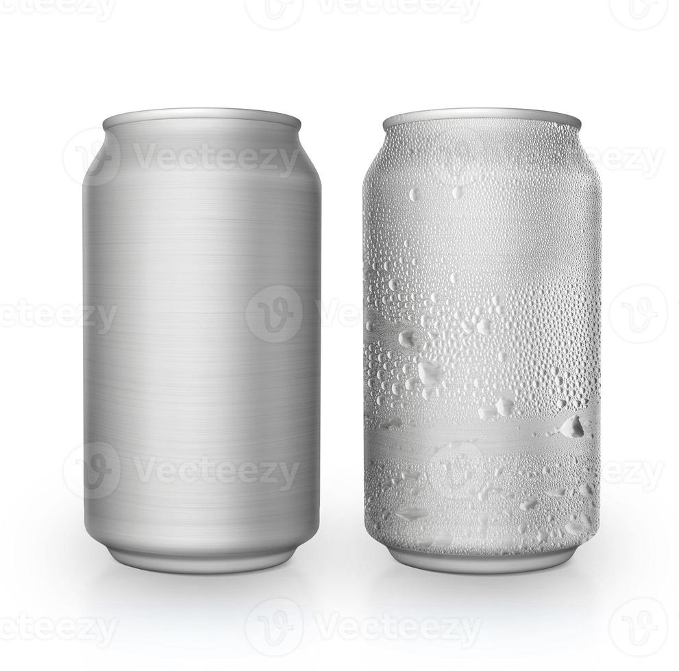 Aluminiumdose und Aluminiumdose mit Wassertropfen mit isoliert auf weißem Hintergrund foto