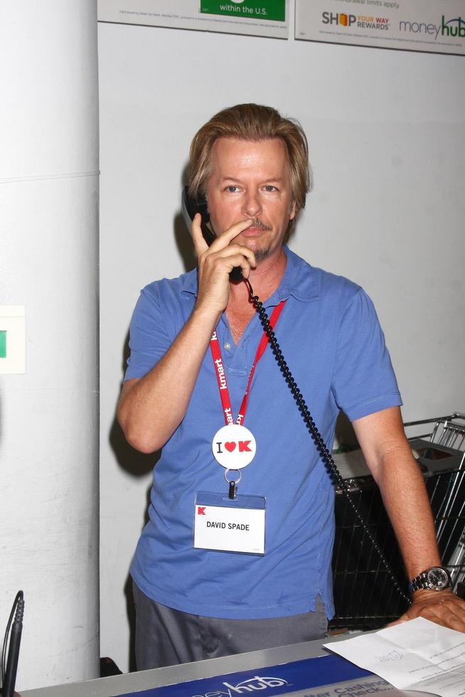 los angeles, 3. juli - david spade clerks bei k-mart, um den march of dimes zu unterstützen und den erwachsenen 2-film im k-mart am 3. juli 2013 in los angeles, ca foto