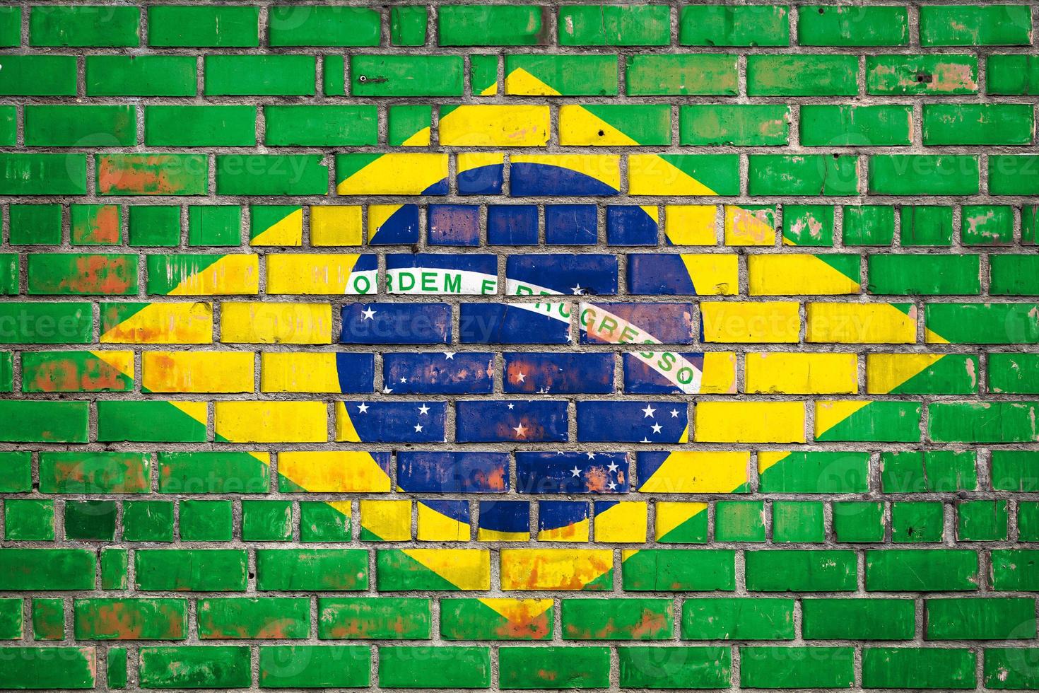 Brasilianische Flagge auf einem Grunge-Backstein-Hintergrund. foto