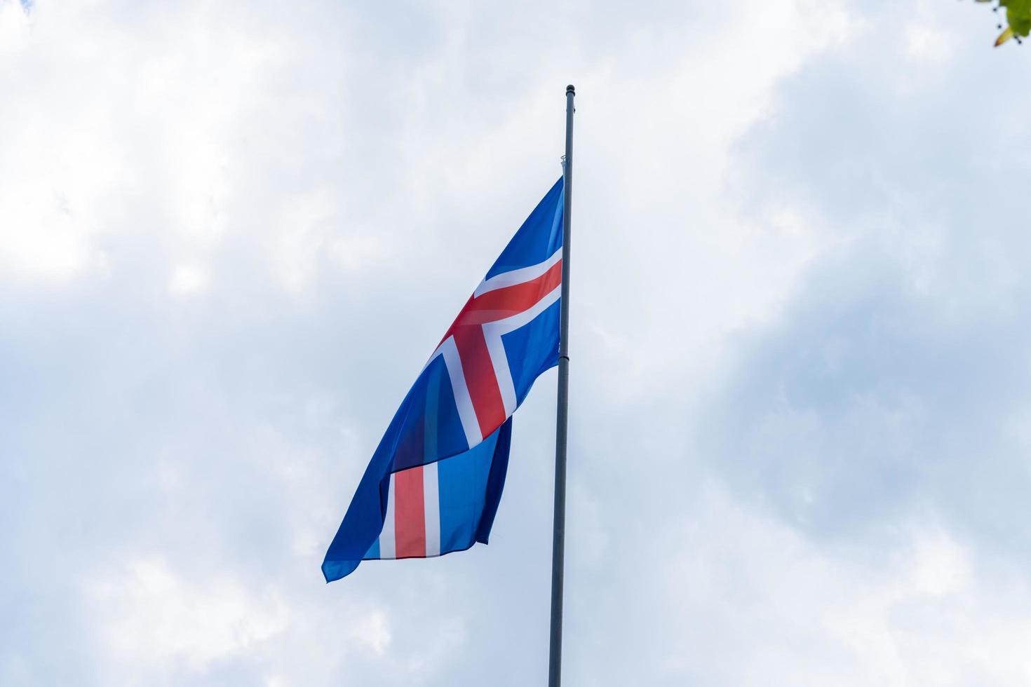 isländische Flagge weht im Wind foto