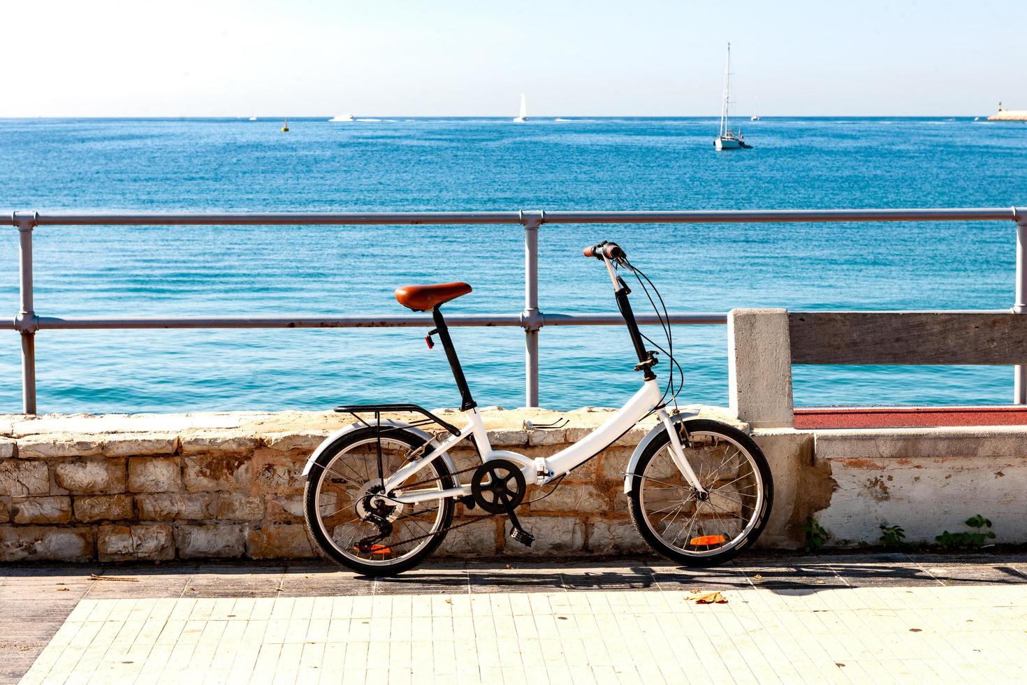 Fahrrad vor dem Meer foto