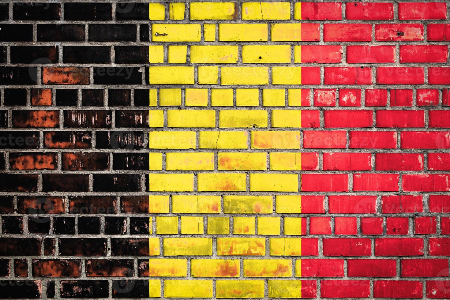 belgische Flagge auf einem Grunge-Backstein-Hintergrund. foto