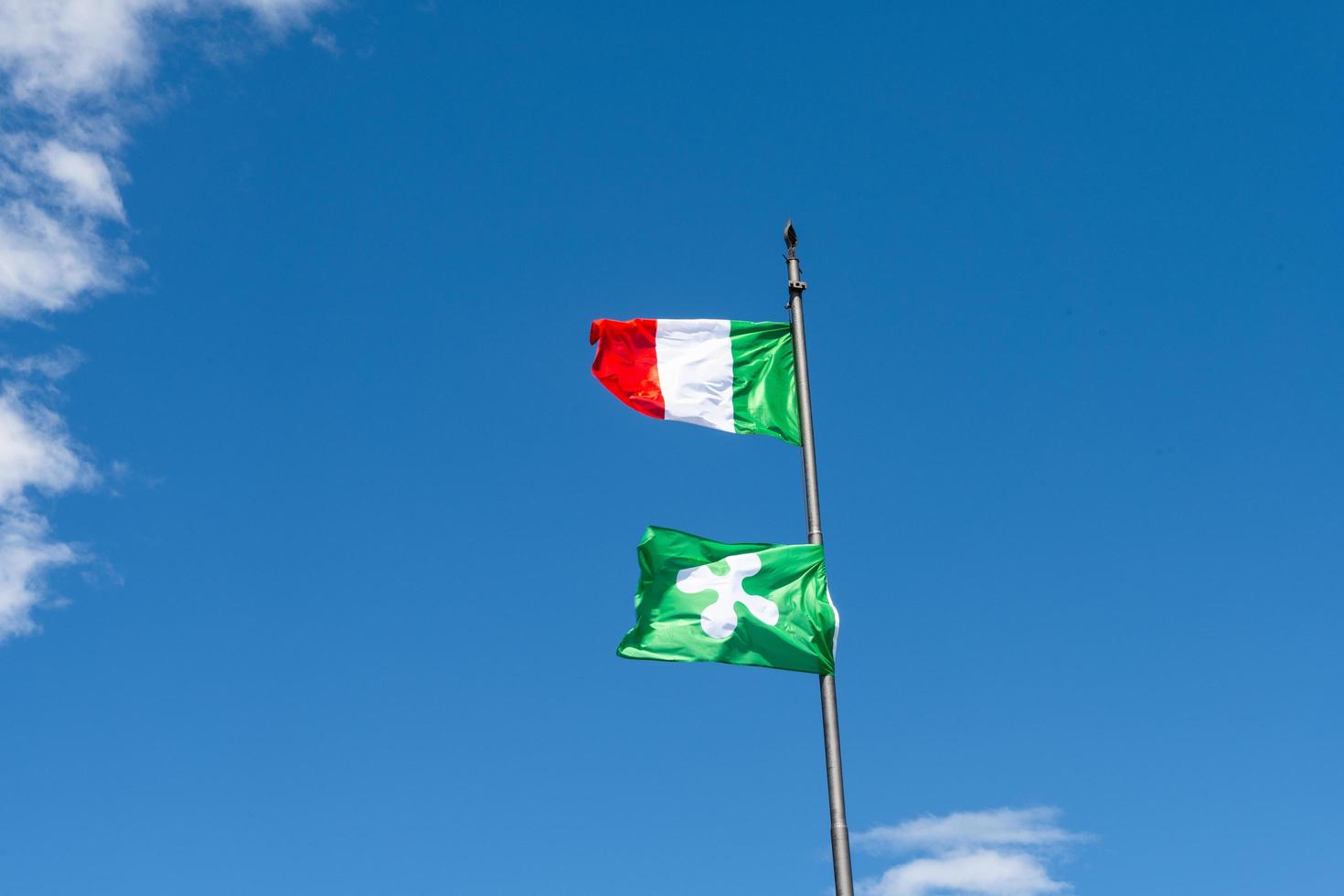 italienische Flagge weht im Wind foto