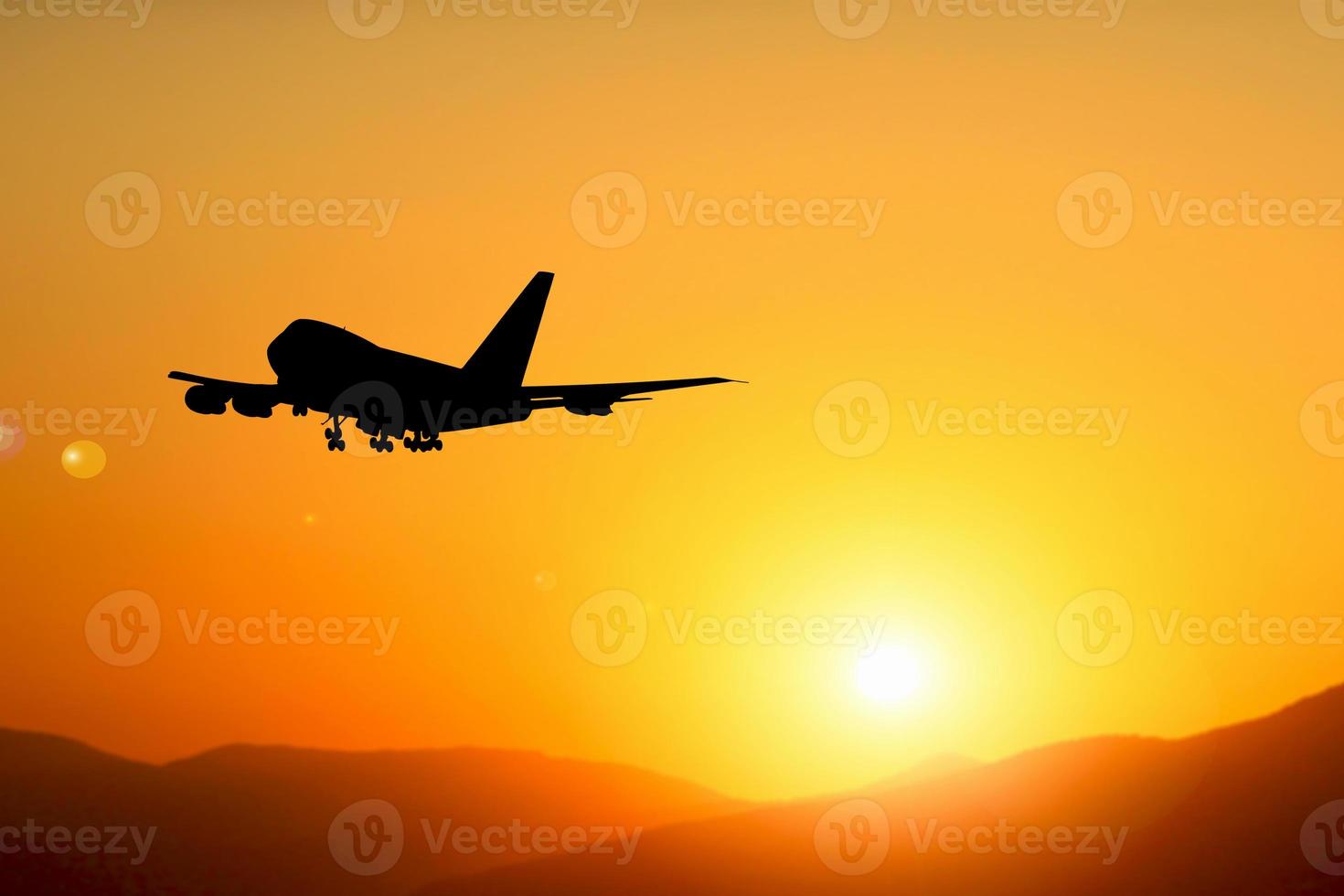 Passagierflugzeuge, die vom Flughafen abheben. transport- und tourismuskonzept foto