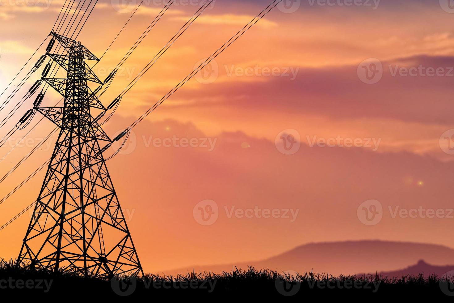 Silhouette der Struktur von Hochspannungs-Sendemasten ländliches elektrisches Energieverteilungskonzept foto