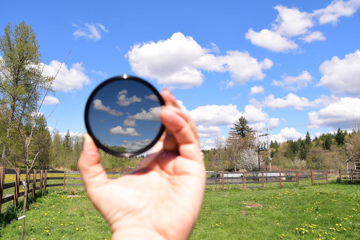 Person, die einen Polarisationsfilter hält foto