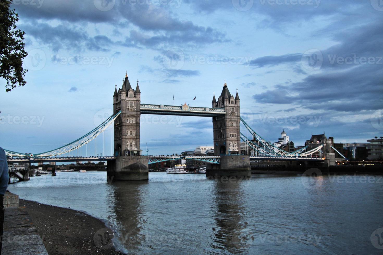 ein blick auf die tower bridge in london über die themse foto