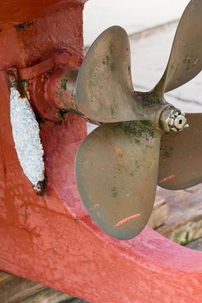 Nahaufnahme eines Propellers mit vier Blättern eines alten Fischerbootes. Tazonen, Asturien foto