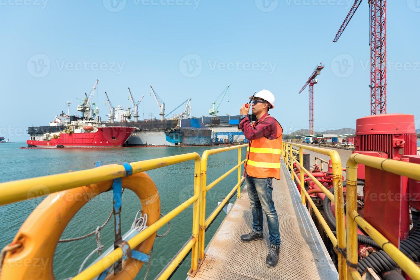 Der Hafenmeister überwacht und inspiziert die Sicherheitsliegeplätze an der Seite foto