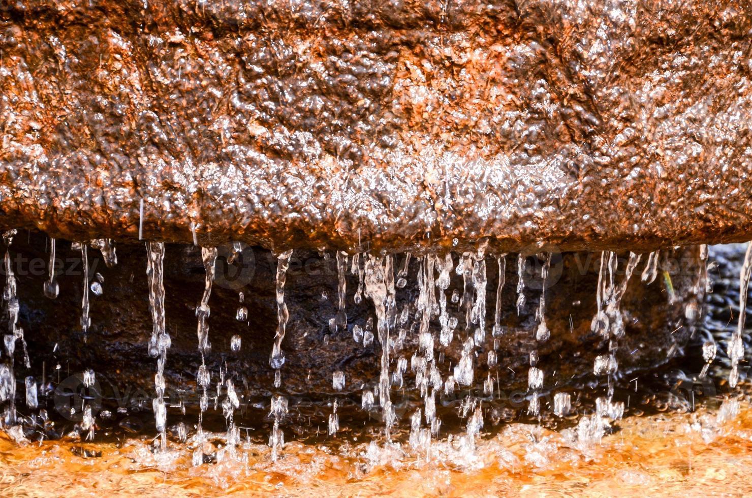 Wasser, das aus einem Brunnen tropft foto